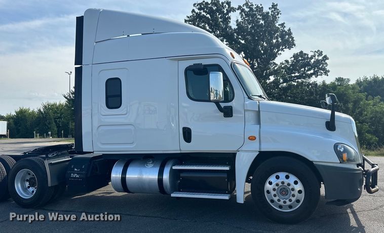 image for item LR9469 2017 Freightliner Cascadia semi truck