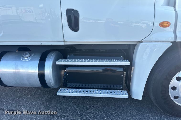 image for item LR9469 2017 Freightliner Cascadia semi truck