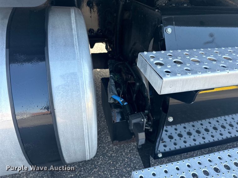 image for item LR9469 2017 Freightliner Cascadia semi truck