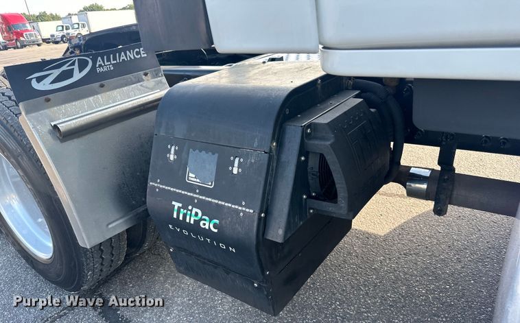 image for item LR9469 2017 Freightliner Cascadia semi truck