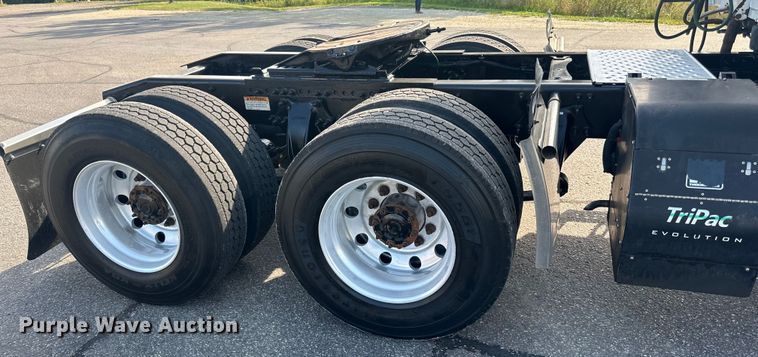 image for item LR9469 2017 Freightliner Cascadia semi truck