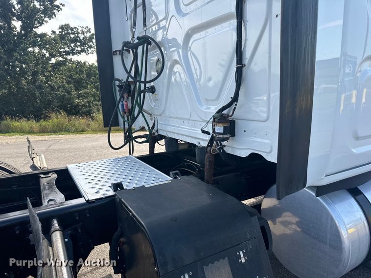 image for item LR9469 2017 Freightliner Cascadia semi truck