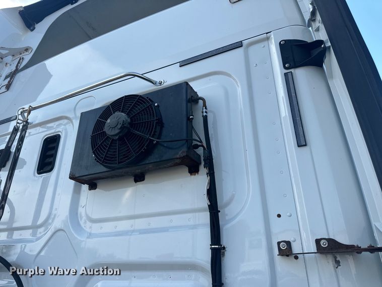 image for item LR9469 2017 Freightliner Cascadia semi truck