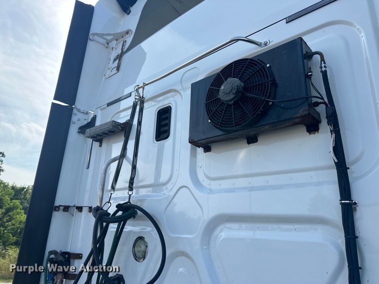 image for item LR9469 2017 Freightliner Cascadia semi truck