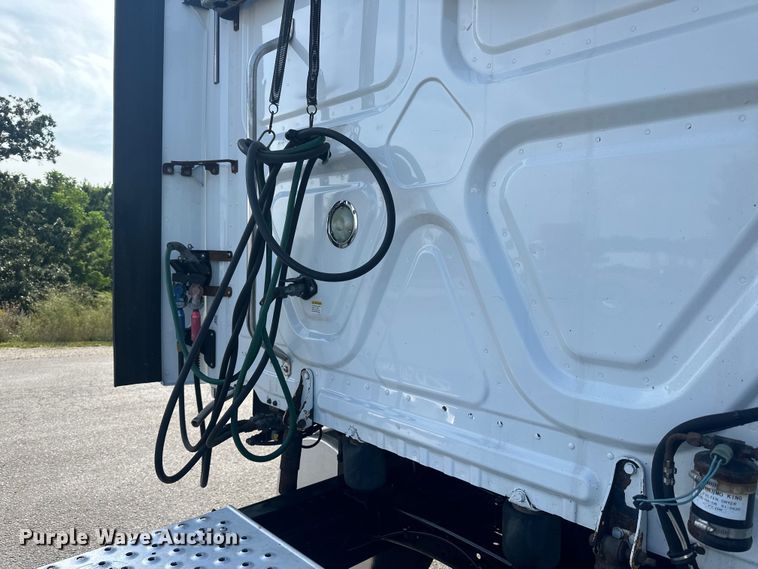 image for item LR9469 2017 Freightliner Cascadia semi truck