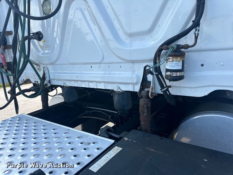 image for item LR9469 2017 Freightliner Cascadia semi truck