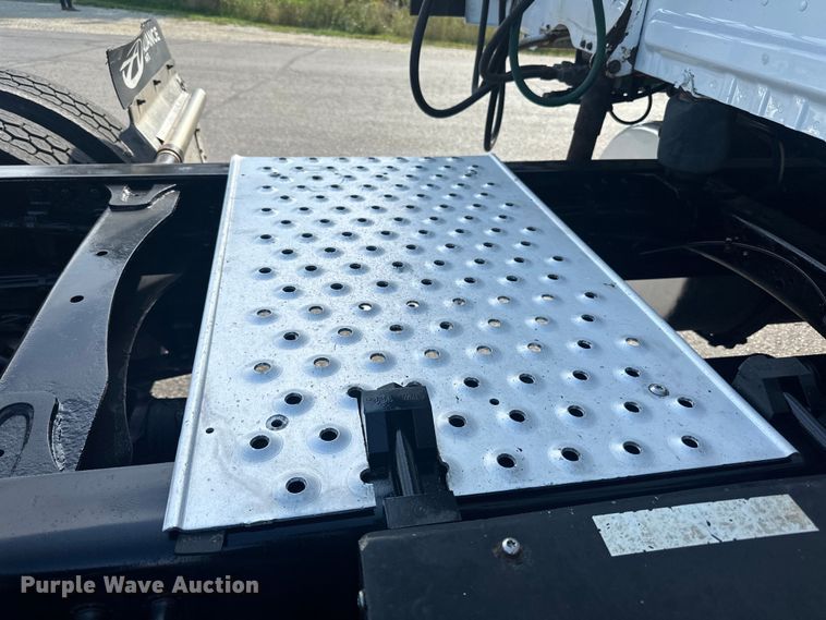 image for item LR9469 2017 Freightliner Cascadia semi truck