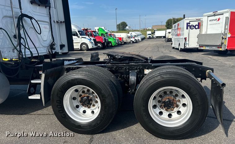 image for item LR9469 2017 Freightliner Cascadia semi truck