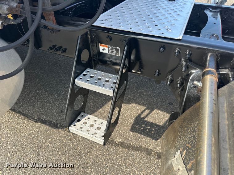 image for item LR9469 2017 Freightliner Cascadia semi truck