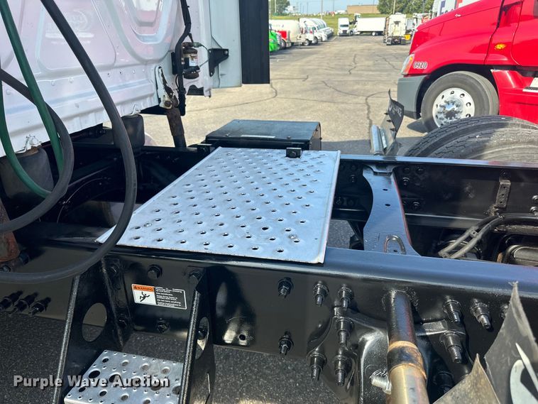 image for item LR9469 2017 Freightliner Cascadia semi truck