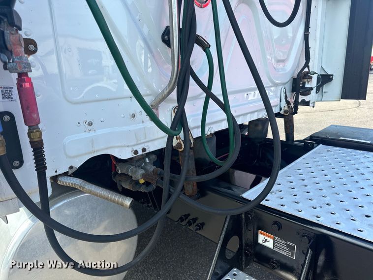 image for item LR9469 2017 Freightliner Cascadia semi truck