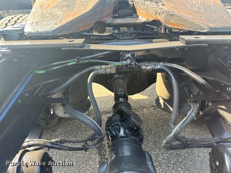 image for item LR9469 2017 Freightliner Cascadia semi truck