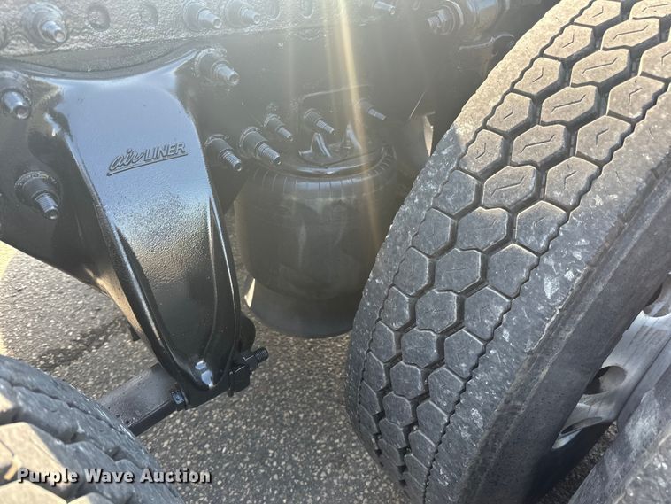 image for item LR9469 2017 Freightliner Cascadia semi truck