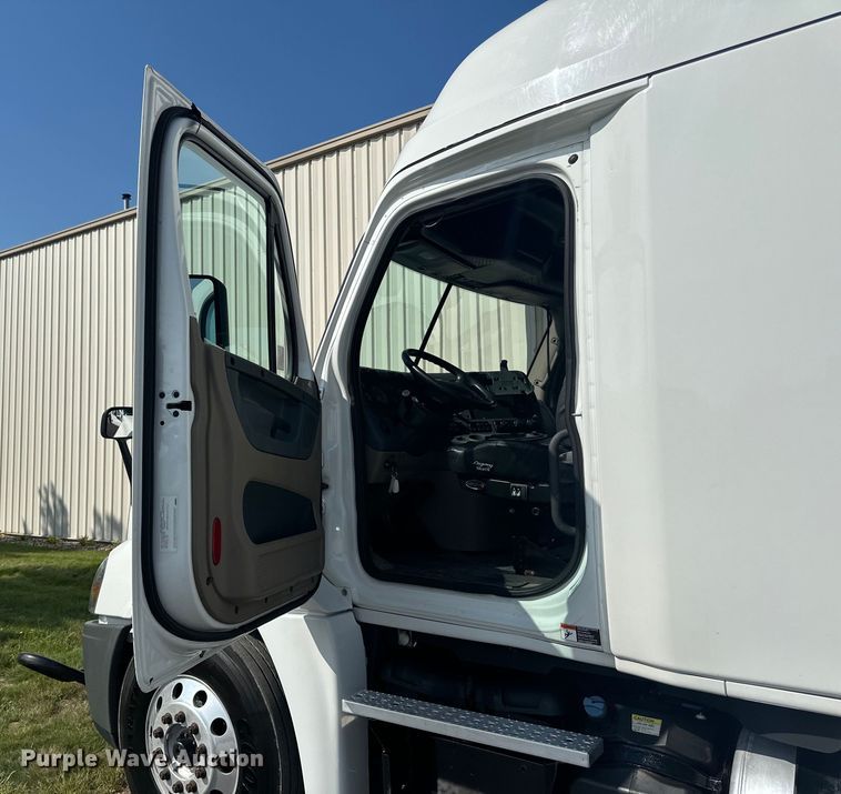 image for item LR9469 2017 Freightliner Cascadia semi truck