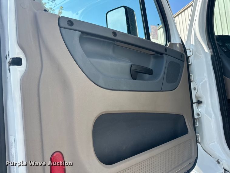 image for item LR9469 2017 Freightliner Cascadia semi truck