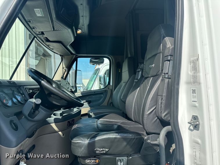 image for item LR9469 2017 Freightliner Cascadia semi truck