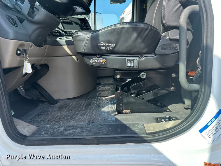 image for item LR9469 2017 Freightliner Cascadia semi truck