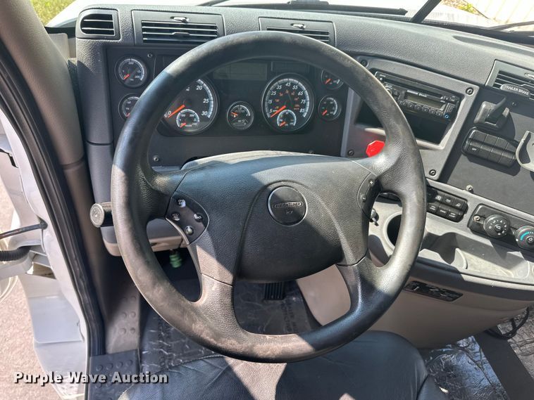 image for item LR9469 2017 Freightliner Cascadia semi truck