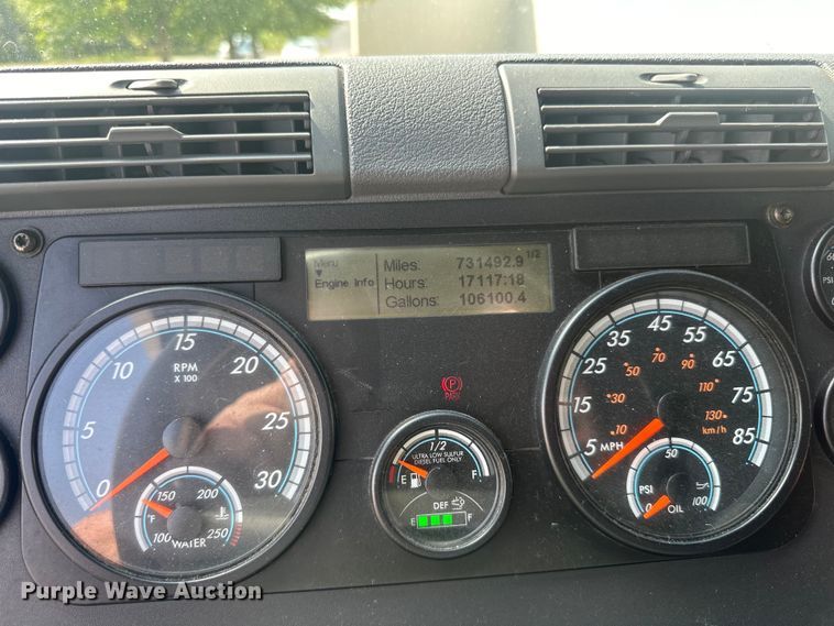 image for item LR9469 2017 Freightliner Cascadia semi truck