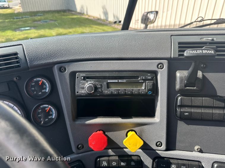 image for item LR9469 2017 Freightliner Cascadia semi truck