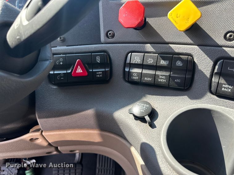 image for item LR9469 2017 Freightliner Cascadia semi truck