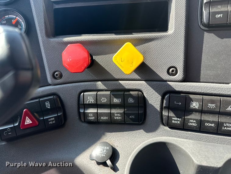 image for item LR9469 2017 Freightliner Cascadia semi truck