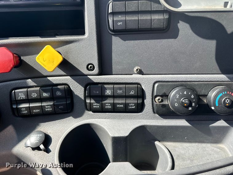 image for item LR9469 2017 Freightliner Cascadia semi truck