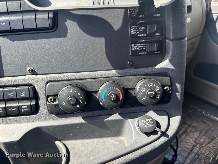 image for item LR9469 2017 Freightliner Cascadia semi truck