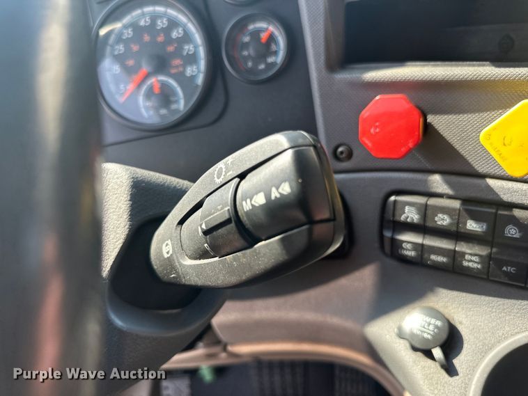 image for item LR9469 2017 Freightliner Cascadia semi truck