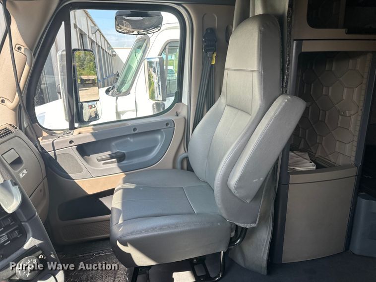 image for item LR9469 2017 Freightliner Cascadia semi truck