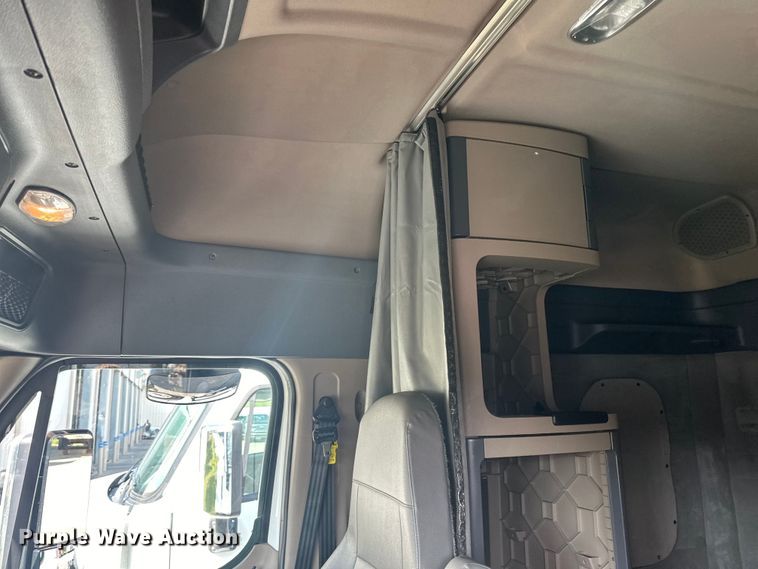 image for item LR9469 2017 Freightliner Cascadia semi truck