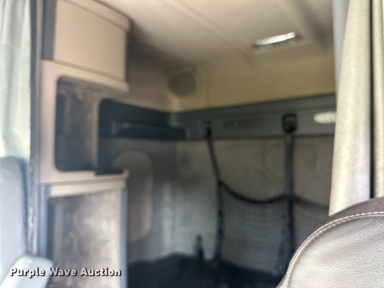 image for item LR9469 2017 Freightliner Cascadia semi truck