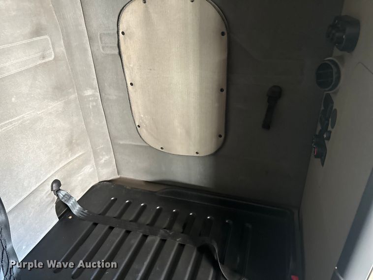 image for item LR9469 2017 Freightliner Cascadia semi truck