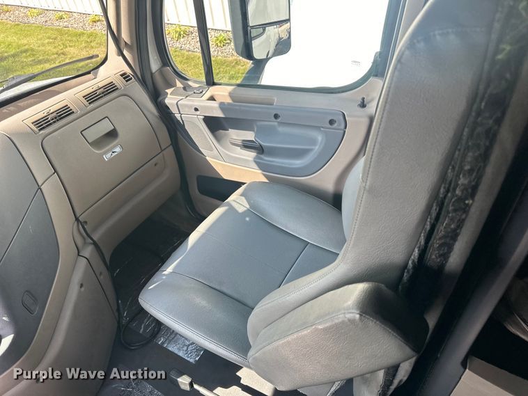 image for item LR9469 2017 Freightliner Cascadia semi truck