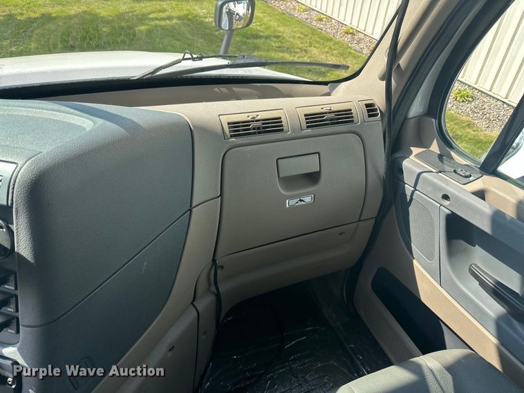 image for item LR9469 2017 Freightliner Cascadia semi truck