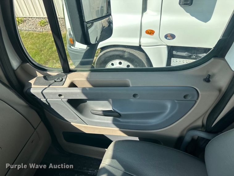 image for item LR9469 2017 Freightliner Cascadia semi truck