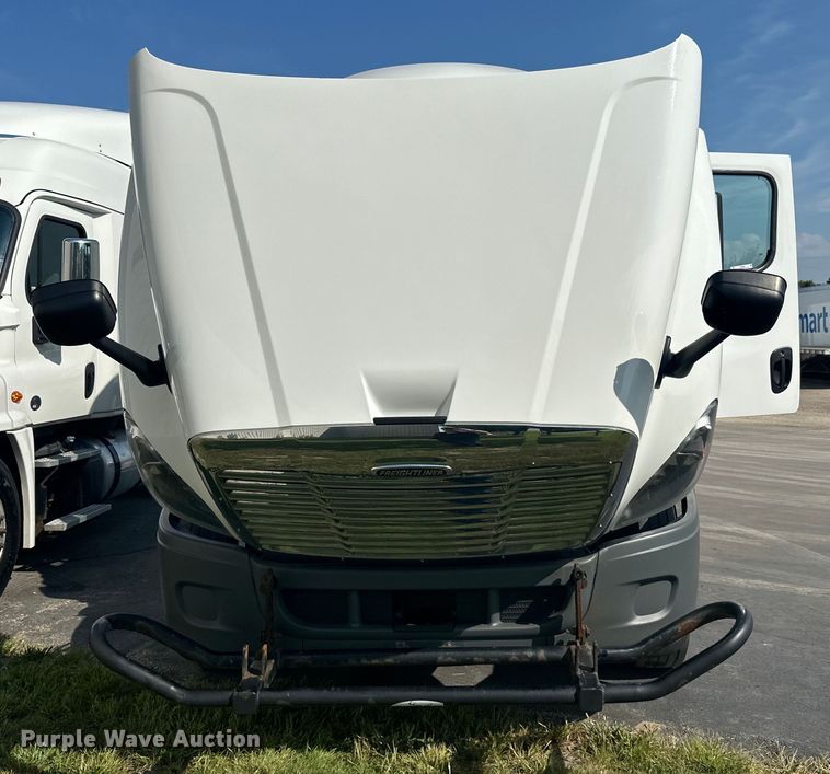image for item LR9469 2017 Freightliner Cascadia semi truck