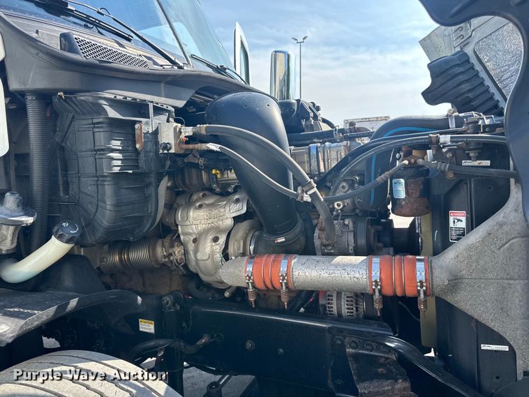 image for item LR9469 2017 Freightliner Cascadia semi truck