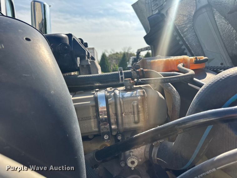 image for item LR9469 2017 Freightliner Cascadia semi truck