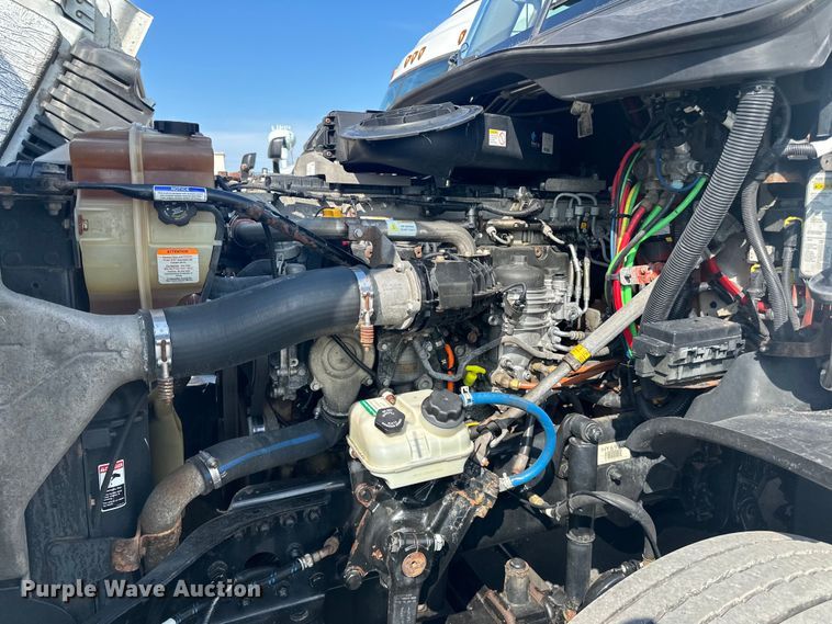 image for item LR9469 2017 Freightliner Cascadia semi truck