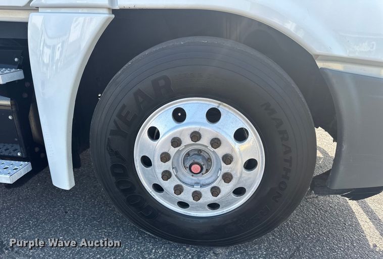 image for item LR9469 2017 Freightliner Cascadia semi truck