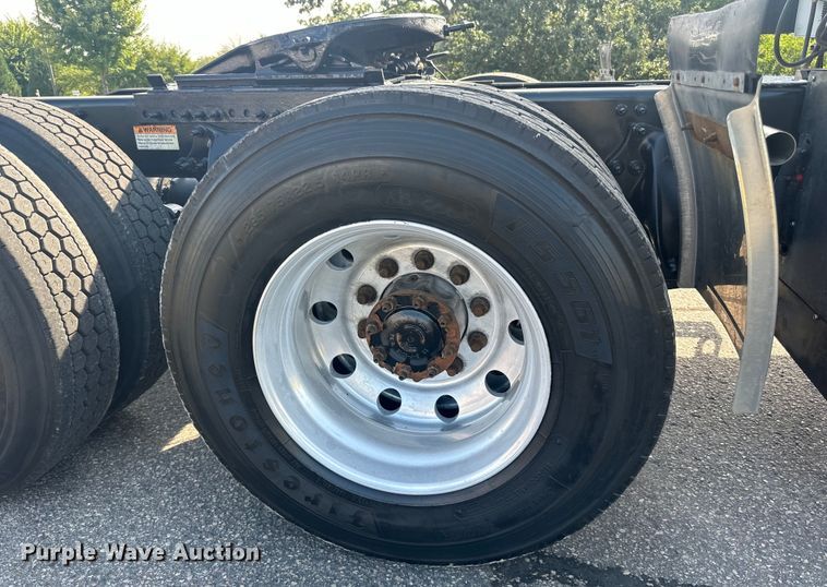 image for item LR9469 2017 Freightliner Cascadia semi truck