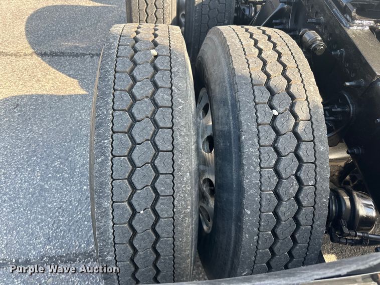 image for item LR9469 2017 Freightliner Cascadia semi truck