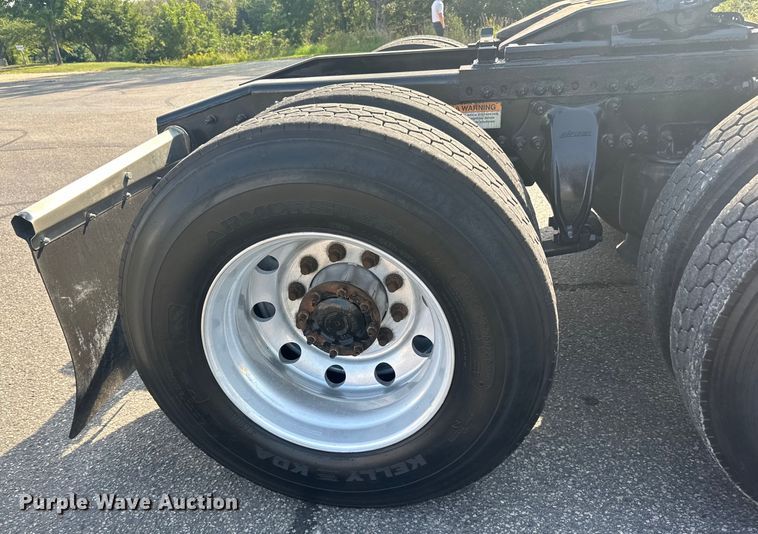 image for item LR9469 2017 Freightliner Cascadia semi truck