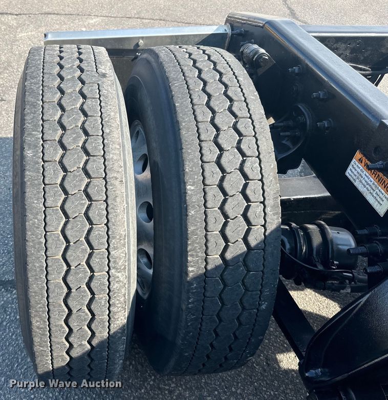 image for item LR9469 2017 Freightliner Cascadia semi truck