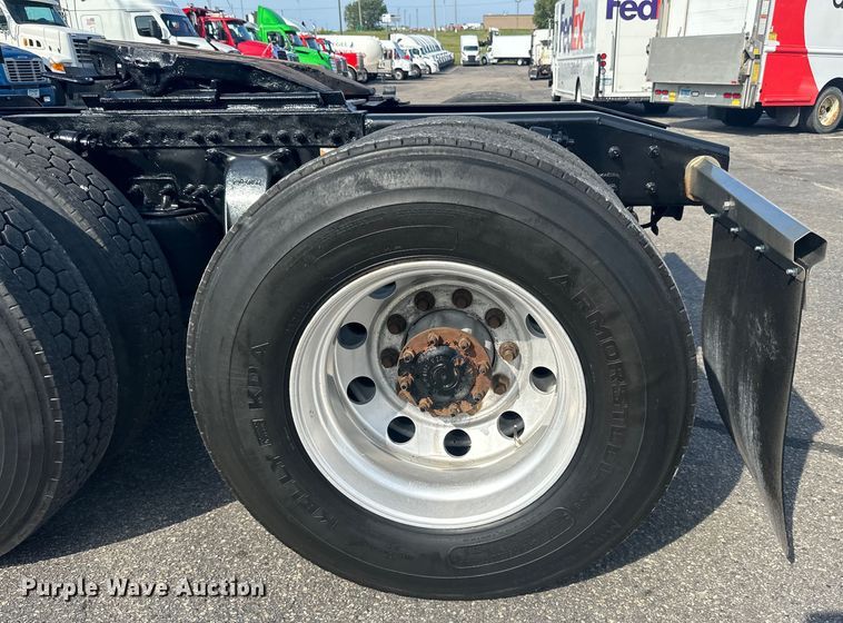 image for item LR9469 2017 Freightliner Cascadia semi truck