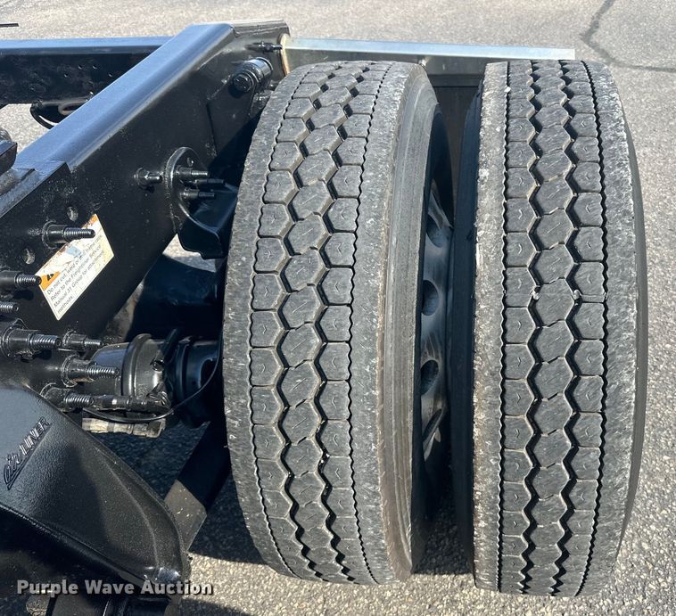 image for item LR9469 2017 Freightliner Cascadia semi truck