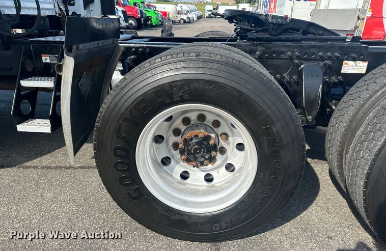 image for item LR9469 2017 Freightliner Cascadia semi truck