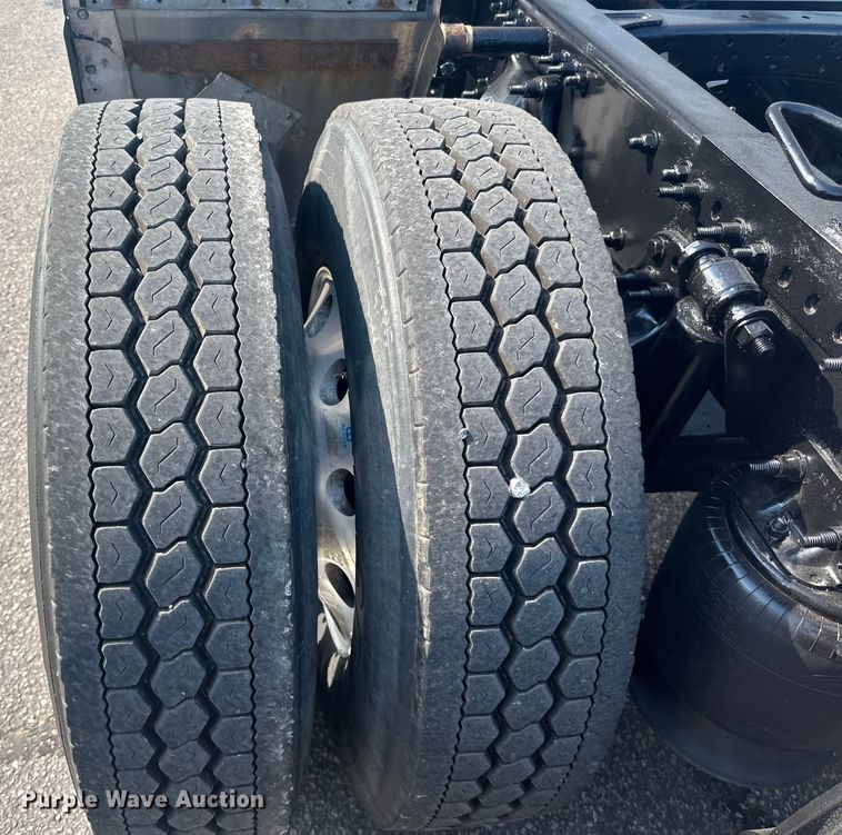 image for item LR9469 2017 Freightliner Cascadia semi truck