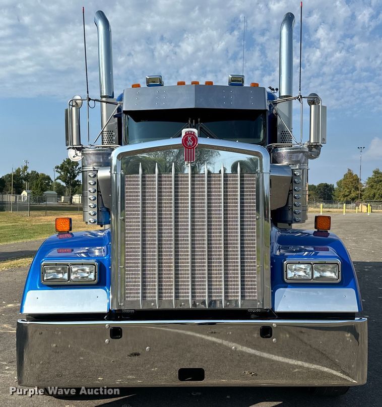 image for item NQ9754 2022 Kenworth W900 semi truck